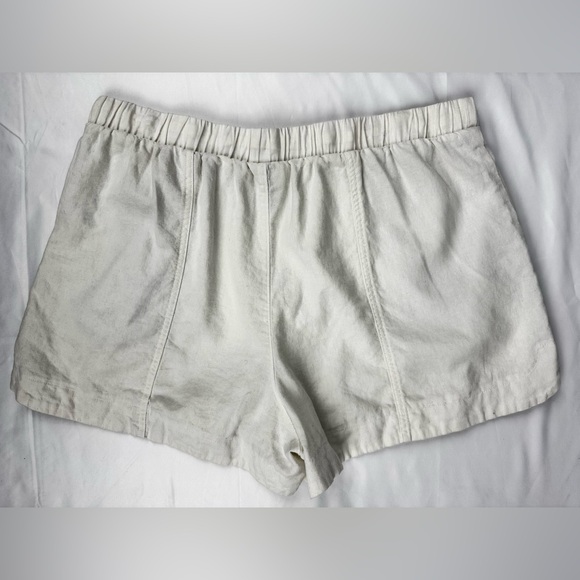 Universal Threat White Linen Shorts w/Pockets - Picture 2 of 7